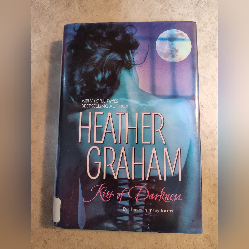 💙 Kiss of Darkness by Heather Graham (Hardcover)
